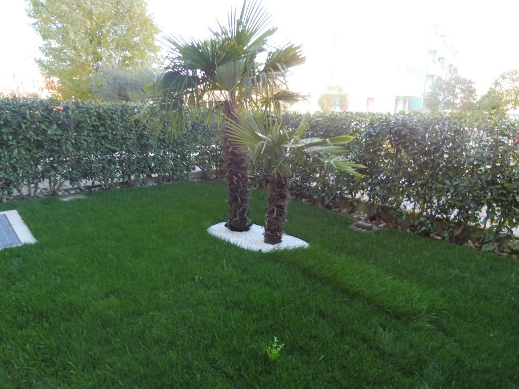 Residence Elisa Piano Terra Con Giardino E Posto Spiaggia Incluso Caorle Rom bilde
