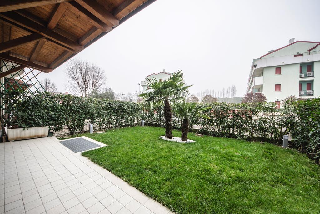 Residence Elisa Piano Terra Con Giardino E Posto Spiaggia Incluso Caorle Rom bilde